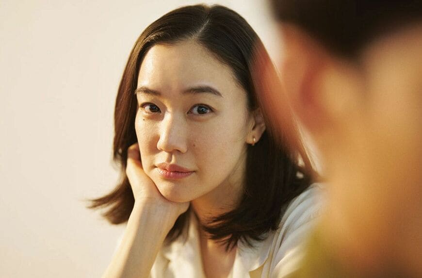 当初は、蒼井さん演じる瀬尾咲子が、高速バスの事故で消息を絶った夫の喪失から立ち直る物語かに思われたが…