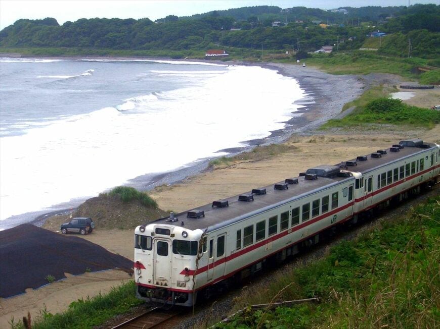 八戸線を走るキハ48形とキハ40形の普通列車（撮影：南正時）
