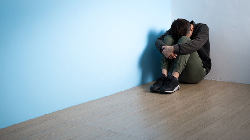 ひきこもりの理由はさまざまであるが、いずれにしても、家族の対応がその先の将来を決めるカギとなる（写真：ryanking999／PIXTA）