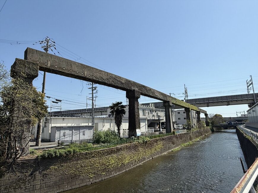 船場川沿いに残るモノレール軌道の遺構＝2026年4月（筆者撮影）