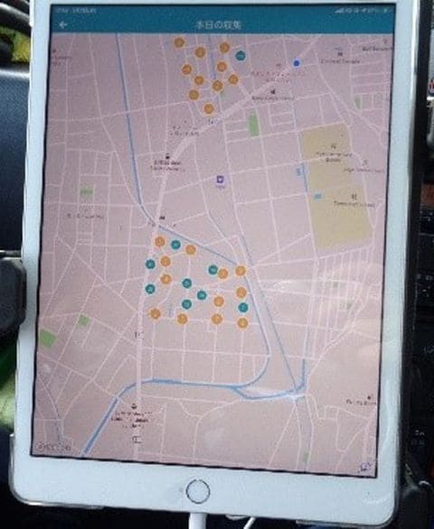 タブレットに表示される集積所の収集状況（筆者撮影）