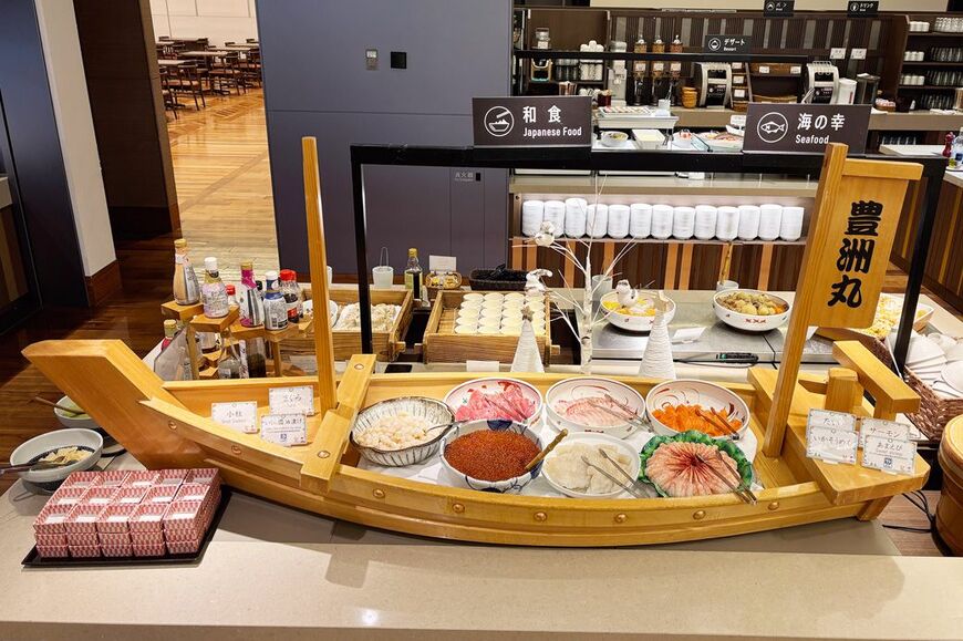 料理船には豊洲丸の文字。いくら、鯛、まぐろ、サーモン、甘エビ、小柱、いかそうめんが食べ放題（筆者撮影） 