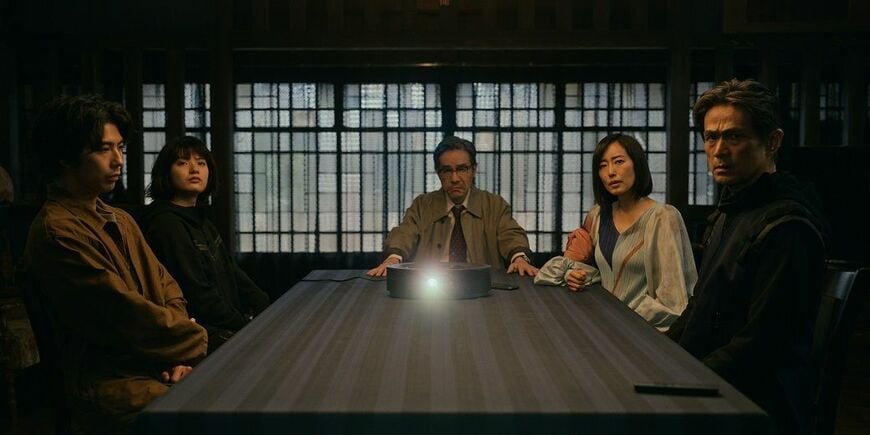 キャラクターの個性が見えるキャスティングが巧みだ。右から父親役の江口洋介、母親役の木村多江、忍者管理局を組織する田口トモロヲ、妹役の蒔田彩珠、次男役の賀来賢人（画像：Netflix）