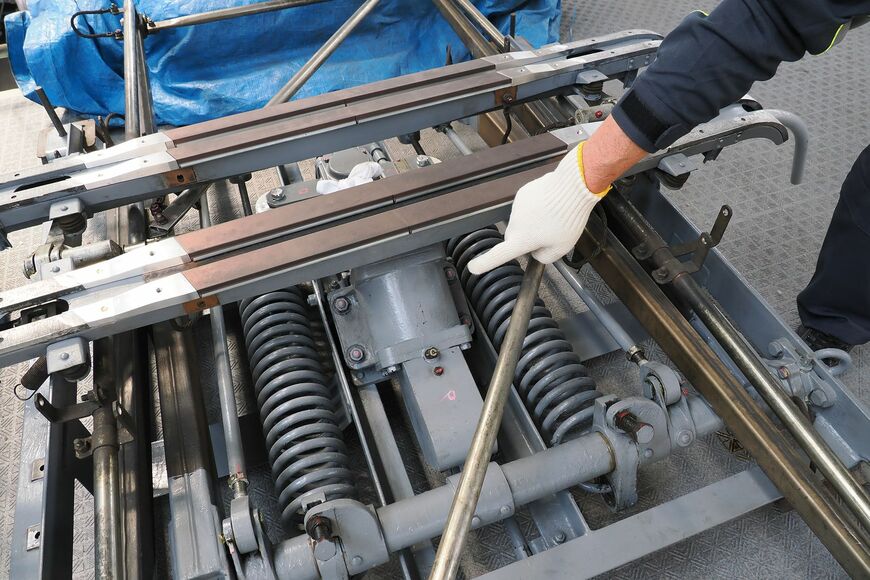 指で示している部分がエアシリンダー。この部品は緑木車両工場でメンテナンスを行っている（撮影：伊原薫）