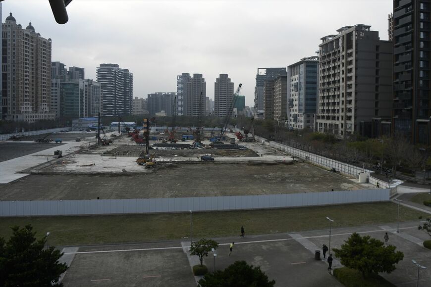 高層マンションが立ち並ぶ新竹駅周辺と開発工事現場（記者撮影）