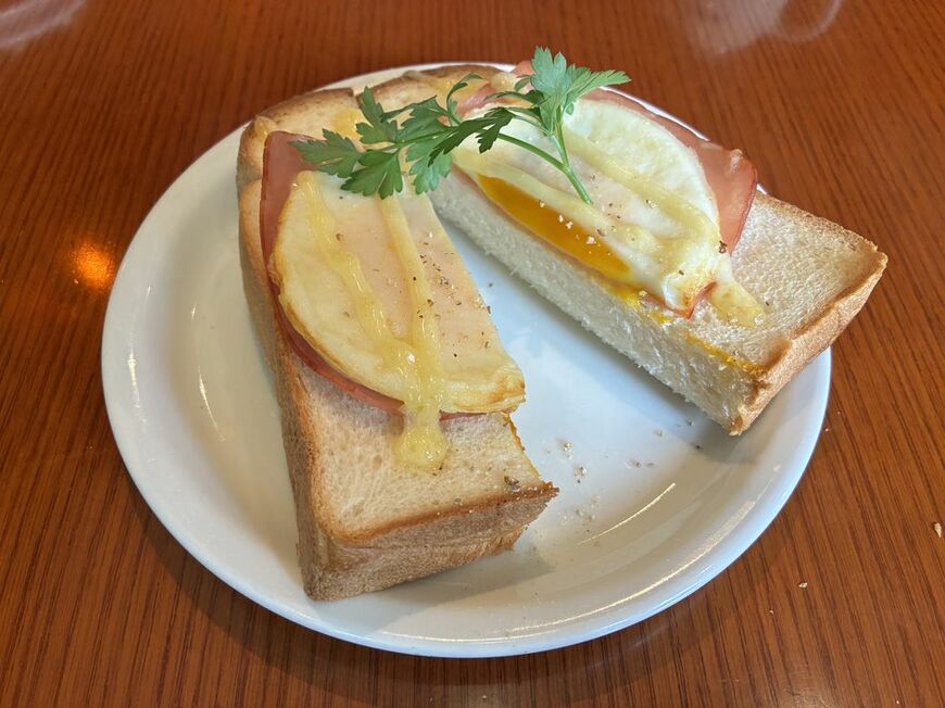 噛むほどに染み出す小麦の旨味に、ハムの塩気、黄身のまろやかさ、マヨネーズのコクが絶妙に混じり合う 