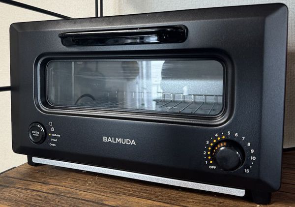 バルミューダ「ReBaker」（実勢価格2万4200円）。トーストモードに加えて、リベイクモードやフライドモードを搭載。美味しく温め直せる（筆者撮影）