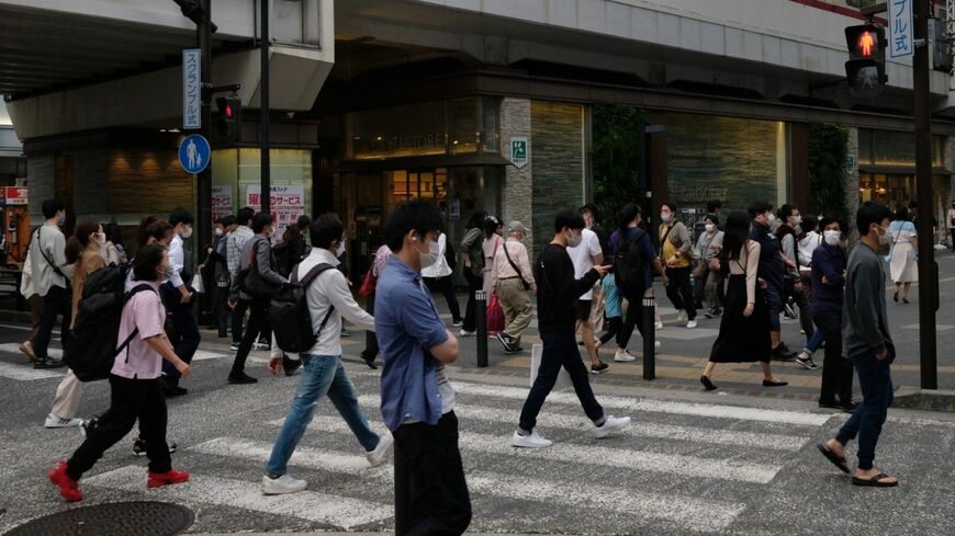 10月16日の神奈川県川崎市中心市街。感染急減を受けて全国各地の繁華街では日を追うごとに人の数が増えてきている（写真：Takaaki Iwabu／Bloomberg）