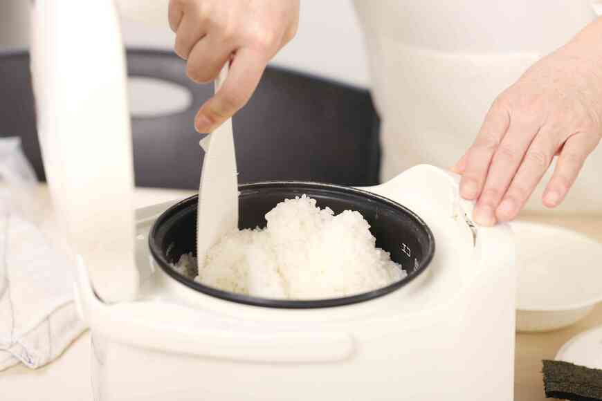 炊飯器は家電量販店で8000円ぐらいで買った3合炊きのもの（撮影：尾形文繁）