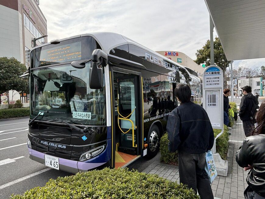 JR横浜線・八王子みなみ野駅で乗車した燃料電池バス（筆者撮影）