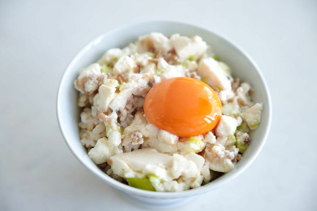 卵黄をのせた豆腐丼
