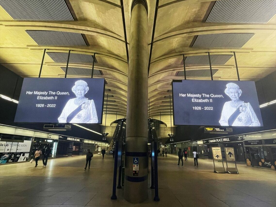 カナリーワーフ駅に掲げられた巨大な女王の肖像