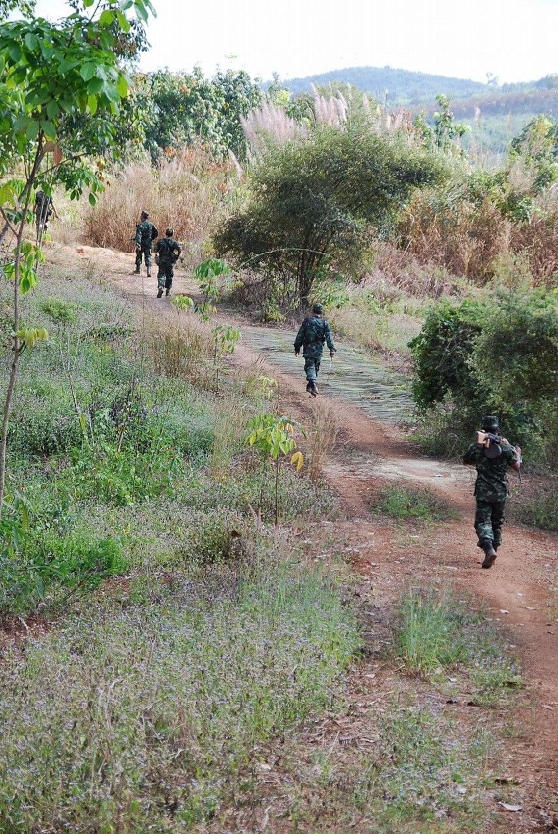 支配地域に残る泰緬鉄道跡を歩くモン族勢力の兵士