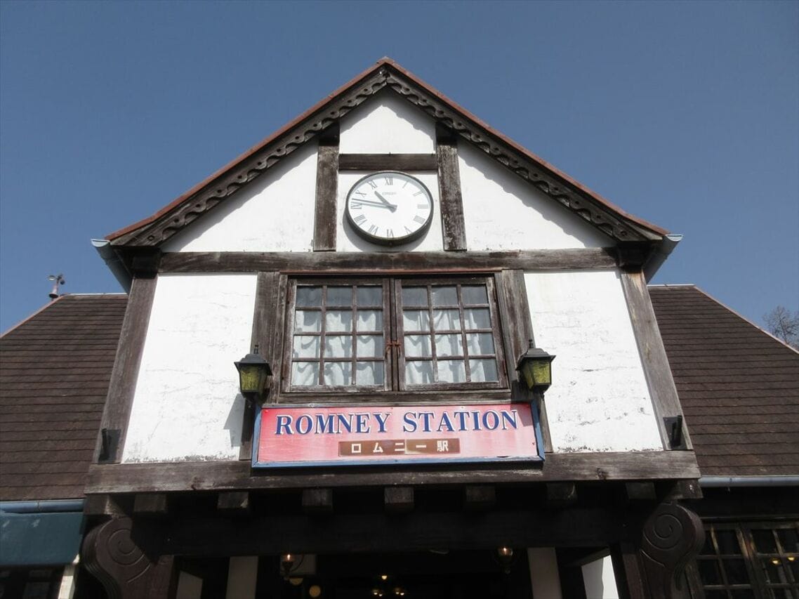 「ロムニー駅」は英国風の駅舎だ