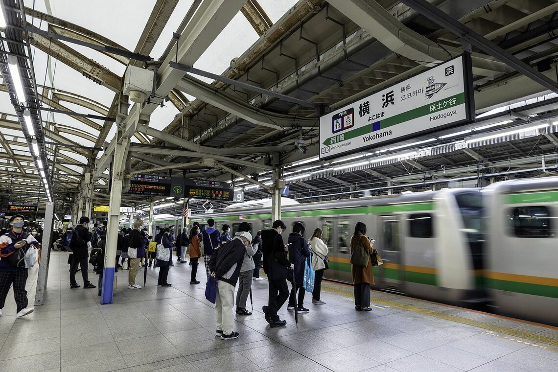 横浜駅 9・10番線ホームは東横線移設後に拡幅された。それも湘南新宿ラインの誕生後に生じた混雑の緩和が目的だった（写真：久保田 敦）