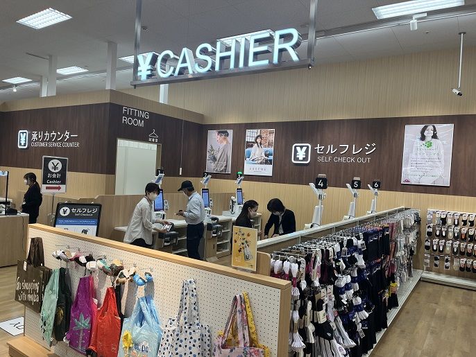 専門店の客が共通して利用できるセルフレジを導入（記者撮影）