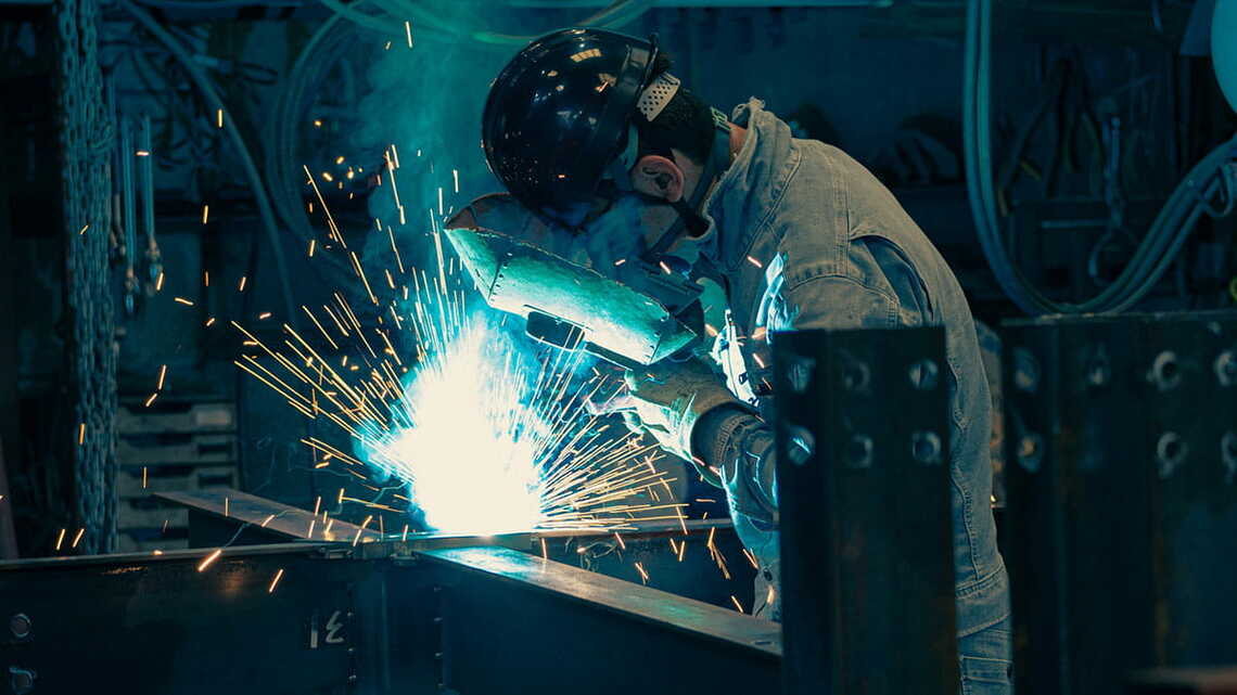 工場で作業をする男性