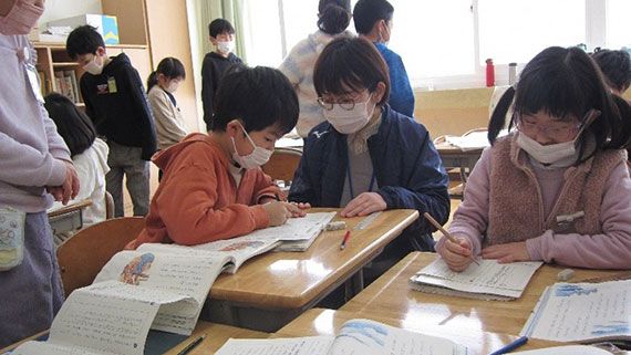 「さんさんプラン」による「低学年副担任制」を取り入れている山形県の小学校（写真：山形県教育委員会提供）