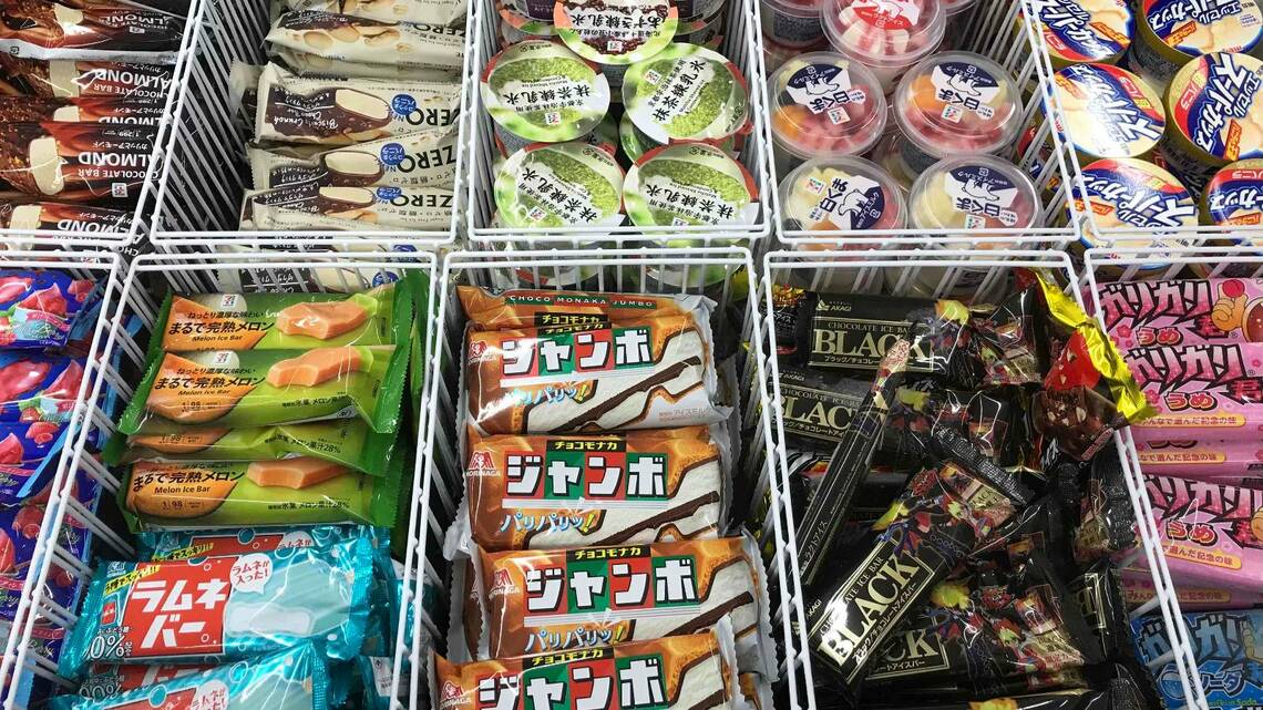 コンビニの店頭では、アイスの売れ筋商品や自社PBが目立つ場所に置かれている（2021年6月、筆者撮影）