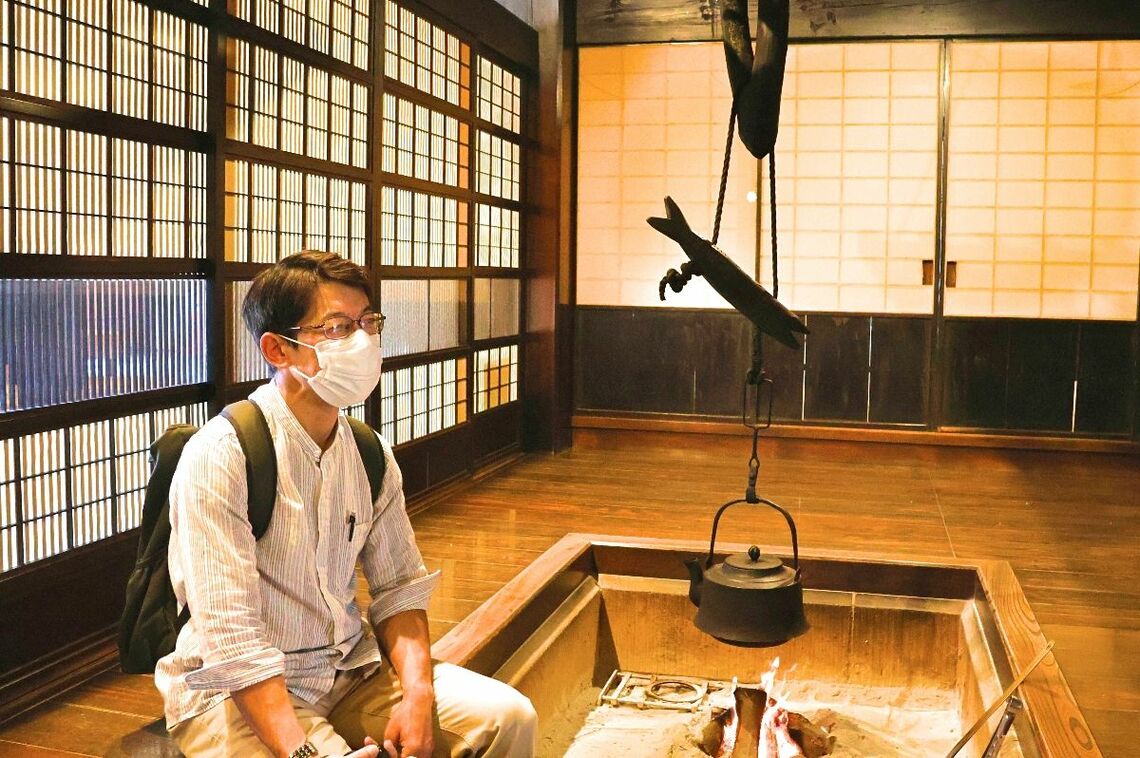 江戸時代の名主の屋敷のいろり。外国人を案内したい、と山口さん（撮影：河野博子）