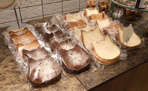 表参道店では、ねこねこ食パンのフレンチトースト（250円）も販売している（撮影：尾形文繁）