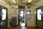 運転台の後ろにはワンマン対応機器や避難用設備などがある
