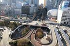 地下駐車場に続くスロープ。左奥にはヨドバシカメラや