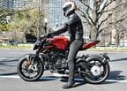 シート高830mmとやや高いが、足つきも悪くない