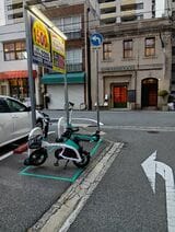 駐車場内にあるLUUPのポート（筆者撮影）