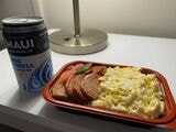 ABCストアで買った6.99ドル（約1080円）の弁当を部屋で食べる。味は正直なかなか厳しい……（筆者撮影）