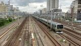 京浜東北線や湘南新宿ライン・横須賀線、東海道本線、相鉄・JR直通線などさまざまな列車が走る鶴見駅付近。見えるのは東海道本線の列車（記者撮影）