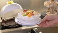 くら寿司｢1000円ホールケーキ｣大反響も納得の訳 サイズ感､カバー､提供スピード…すべてに工夫が！