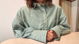 手を組む女性