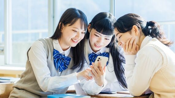 スマホを触る女子高生