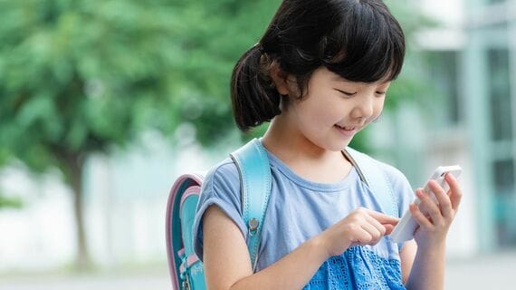 スマホを使う小学生