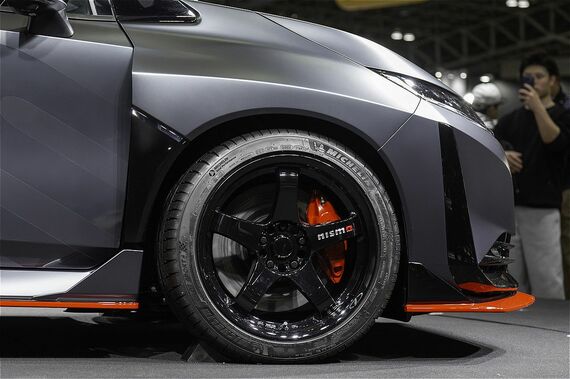 オーラNISMO RSコンプとのフロントホイール＆タイヤ