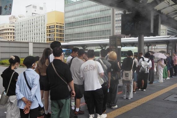 今年8月の京都駅烏丸口、市営バス乗り場はドライミストが噴霧されても暑かった（筆者撮影）