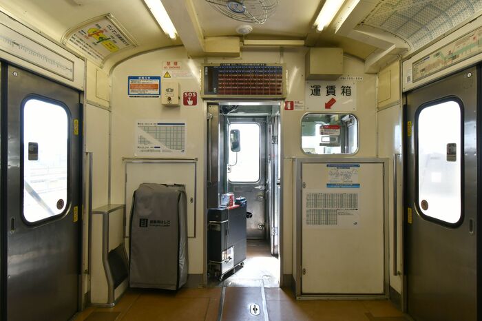 運転台の後ろにはワンマン対応機器や避難用設備などがある