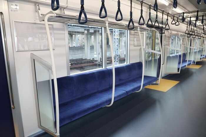 座席は1人当たりの幅を広げ、従来の7人から6人掛けに