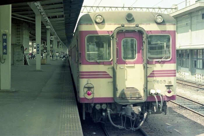 博多へ乗り入れた島原鉄道車両。国鉄の急行「出島」に連結