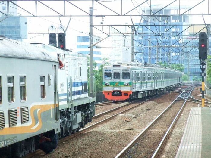 客車列車の本線上折り返しが通勤電車運行の妨げに