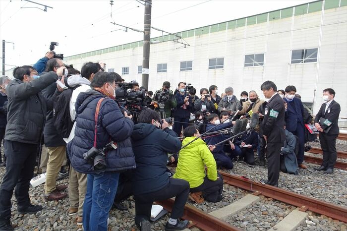 E8系公開に詰めかけた報道陣。地元メディアも多く