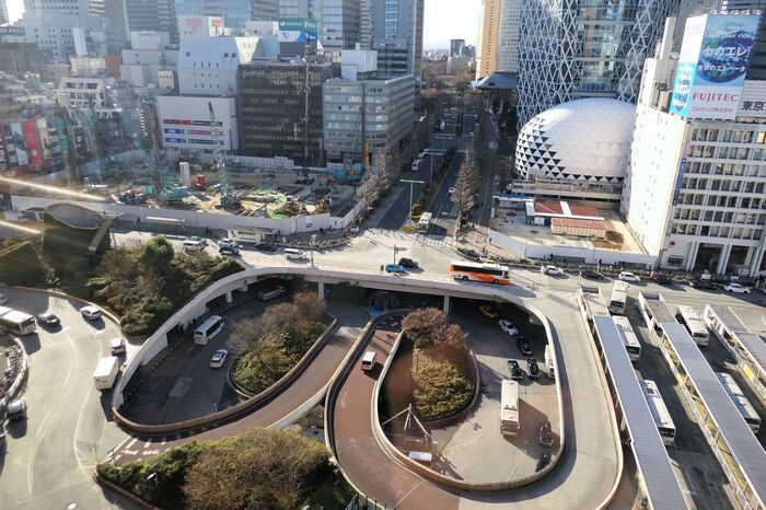 地下駐車場に続くスロープ。左奥にはヨドバシカメラや