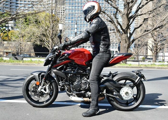 シート高830mmとやや高いが、足つきも悪くない