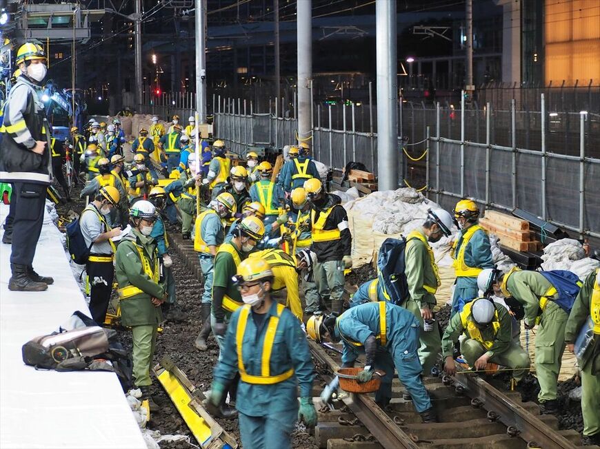ホーム拡幅のため線路を横に最大約2.3ｍ移動する（記者撮影）