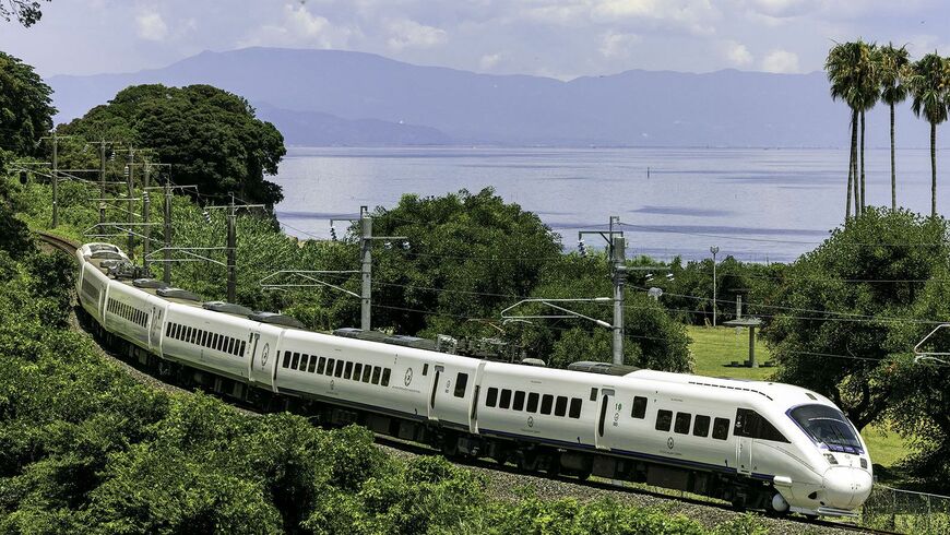 有明海沿岸を走る「白いかもめ」。この海沿いの光景を特急から見られるのもあと1年少々 (多良ー肥前大浦間、写真：久保田 敦）