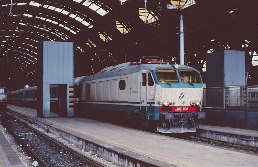 1990年代のイタリア鉄道の列車。ミラノ中央駅に停車するE.402A形試作機牽引の長距離列車＝1997年（撮影：橋爪智之）
