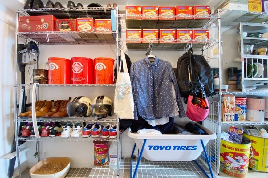 我が家のクローゼットスペース。夫婦で洋服はこれだけ。なお、オフシーズンの服はキャリーバッグに収納しています（筆者撮影）