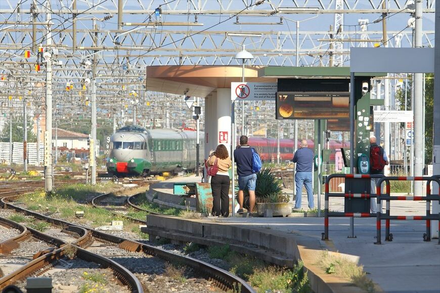 ETR252型は話題を呼び、多くの人が一目見ようと駅を訪れた（撮影：橋爪智之）