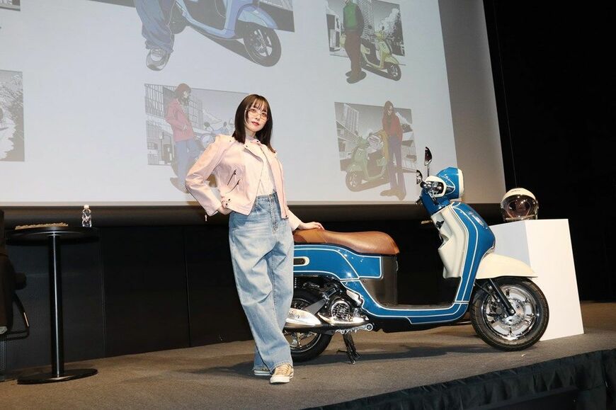 若手イラストレーターutuさんとのコラボによるイメージイラストやカスタマイズ仕様（写真：筆者撮影）